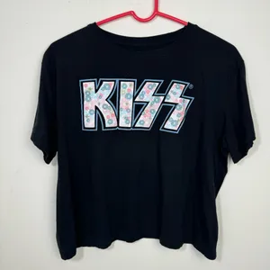 KISS Embroidered flowers logo Cropped T Shirt Size S, M Black thumbnail 1