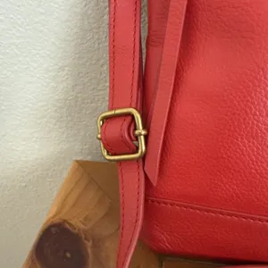 FOSSIL Red Pebble Leather Messenger Medium Crossbody/Shoulder Bag Key Charm thumbnail 4