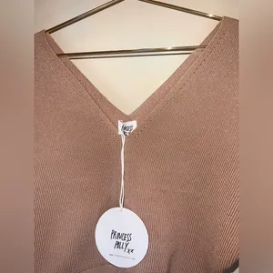 ⭐️Host Pick⭐️ Princess Polly‎ Love More Knit Top Nude Cropped V-Neck NWT thumbnail 2