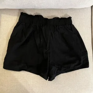 SHEIN BLACK SHORTS thumbnail 5