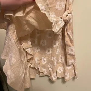 Princess Polly Cream and White Floral Wrap Mini Dress Size 6 thumbnail 6