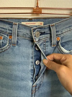 Levi’s Wedgie Straight Jeans Women’s Size 26 Light Wash Distressed Raw Hem thumbnail 5
