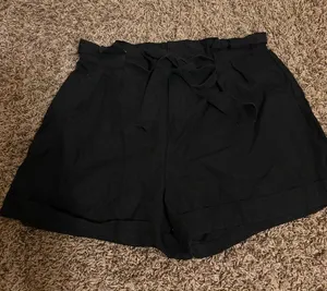 Club Monaco Cuff Shorts Size 4 Solid Black Tie Belt Lyocell Linen Blend Neutral thumbnail 1