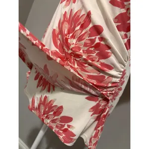 Ann Taylor Women's Sz Med Red White Floral Print Short Sleeve Draped V-Neck Top thumbnail 8