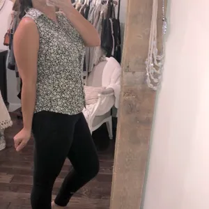 Banana Republic classic fit size small floral top thumbnail 3