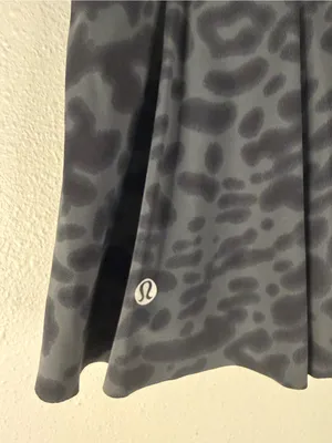 Lululemon Hit Your Stride Skirt – Animal Swirl Deep Coal Black – Size 6 – EUC thumbnail 4