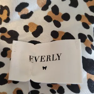Everly Leopard Print‎ Slip Midi Dress Womens Size L Cowl Back V-Neck Date Night thumbnail 4