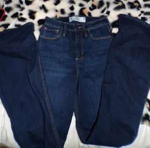 Hollister High-Rise Flare Jeans thumbnail 1