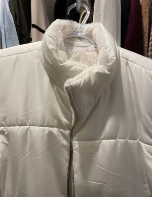 White puffer vest with faux fur lining thumbnail 2