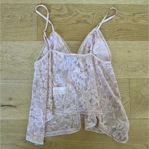 Urban Outfitters - Roxie Sheer Lace Flyaway Cami Top in Pink thumbnail 3