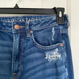 EUC | American Eagle stretch women’s medium wash ripped jeans — size‎ 6 thumbnail 2