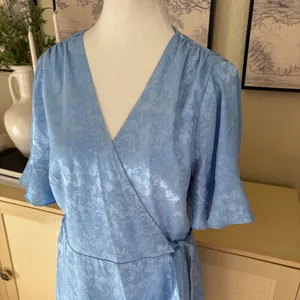 SHOW ME YOUR MUMU Blue Evelyn Mini Wrap Dress‎ In Blue Ruffle Size L NWT thumbnail 3
