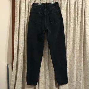 PrettyLittleThing Washed Black Ripped Knee Mom Jeans thumbnail 8