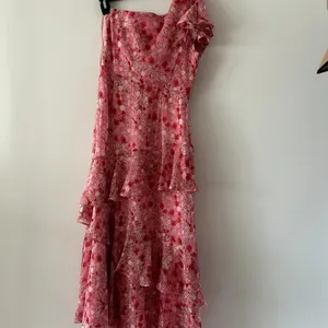 ASTR the Label Revolve One-Shoulder Pink Floral Ruffle Tiered Midi Dress Size M thumbnail 5