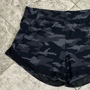Athleta Racer Run Mid Rise Short 4” Black Camo Size Large thumbnail 3
