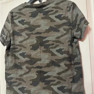 Arizona Jean Company Women’s Camo Short-Sleeve Pocket Tee - Olive/Black thumbnail 4