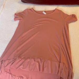 Zenana Premium Pink high low shirt with ruffled bottom, size small thumbnail 1