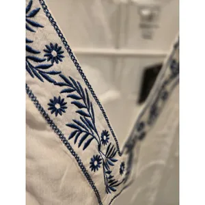 Gibsonlook Embroidered V-Neck Top White Navy Floral Blouse Women M NWT thumbnail 2