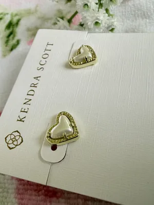 Kendra Scott Ari Heart Gold Stud Earrings in Ivory Mother-of-Pearl thumbnail 2