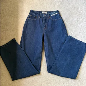 Abercrombie High-Rise Loose Jeans Curve Love thumbnail 1