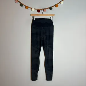Alo Yoga High-Waist Camo Vapor Legging in Black Camo thumbnail 3