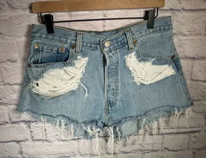 Women’s size 28 distressed ripped‎ denim Levi’s 501 Jean Shorts thumbnail 1