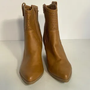 Dolce Vita Kirby Ankle‎ Boots Women Size 7 Tan Perforated Western Heel Zip thumbnail 2
