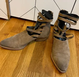 Free People Sloan Women’s 39 Tan Suede Strappy Ankle Booties Boots Western Boho thumbnail 1