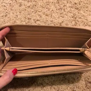 MOVING SALE! [AUTHENTIC] Michael Kors Wallet thumbnail 2
