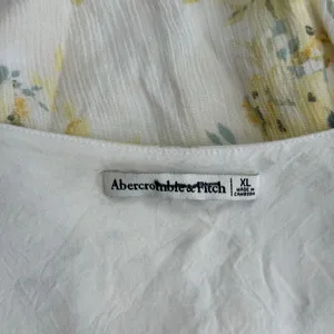 Abercrombie & Fitch White Yellow Floral Front Knot Flutter Sleeve Crop Top XL thumbnail 4