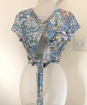 No Comment Blue floral crop wrap top shirt blouse V-neck o-ring open back-Size M Measurements in pics thumbnail 2