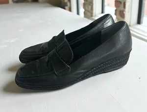 ANDRE ASSOUS Black Leather Low Loafers Wedges Size 8.5 thumbnail 1