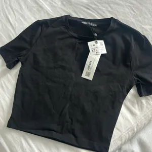 NWT Zara Basics Black Cropped Mini Tee Size XS‎ thumbnail 1