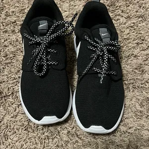 Nike Black and White Sneakers with Sleek Design thumbnail 2