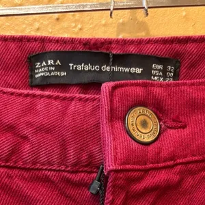 Zara Trafaluc Mom Fit Jeans Magenta Pink High Waisted Tapered Denim Size 00 NEW thumbnail 4