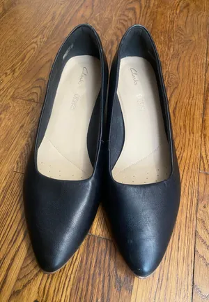 Clarks Sense35 Leather Low Heel Pumps Court Black Pointed Toe Quiet Luxury 9.5 M thumbnail 1