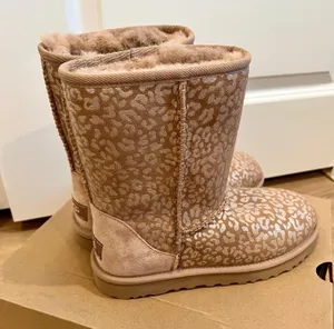 UGG Women’s Classic Short Boots Snow AMP size 7 NWT thumbnail 2