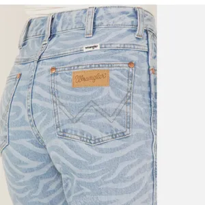 Nwt Wrangler Women'S Meow Laser Tiger Print Wanderer Flare Jeans 32x34 thumbnail 4
