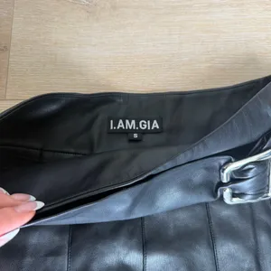 I.AM.GIA black faux-leather pleated mini skirt thumbnail 2