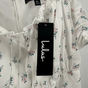 Lulus Dress Women's Size XL Ruffle Cottage NWT Be a Wildflower White Floral Mini thumbnail 7