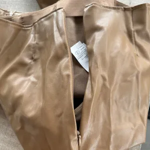 NWT Abercrombie & Fitch Vegan Leather High Rise Side Zip Skinny Pants Large Tan thumbnail 7