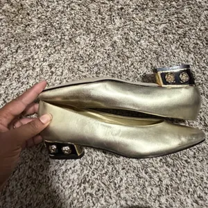 Anne Michelle Gold Metallic Pointed Toe Lion Head Medallion Block Heel Pumps 7 thumbnail 5