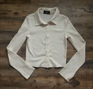 Cider Womens Cream/Beige Textured Long Sleeve Collared Button Down Crop Top Sz S thumbnail 1