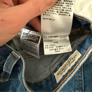 Levi’s 501 Original High Rise Distressed Denim Shorts W25 thumbnail 3