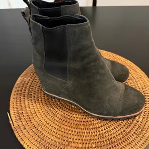 UGG Wedge boot size 11‎ women's waterproof thumbnail 3