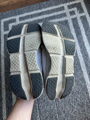 On Cloud shoes  thumbnail 3
