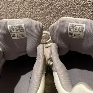Adidas sneakers women’s 8.5 thumbnail 6