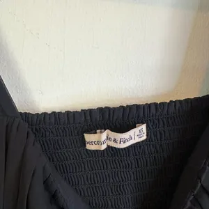 Abercrombie | Sheer‎ Puff Sleeve Sweetheart Neckline Long Sleeve Top in Black XS thumbnail 6