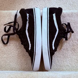 Vans Old Skool Sneakers Black Excellent‎ Sherpa Faux Fur Womens 7.5 Mens 6.0 thumbnail 4