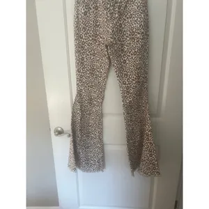 Saints & Hearts Stretchy Leopard Print Bell Bottom jeans 28/44 thumbnail 3